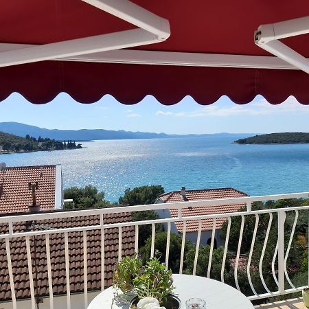 Blue Sea Blue Sky Apartment Loviste Exterior photo