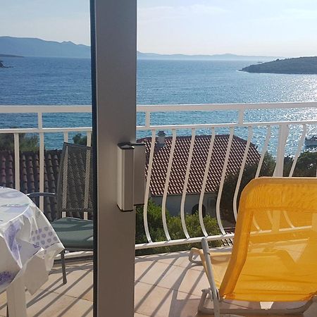 Blue Sea Blue Sky Apartment Loviste Exterior photo
