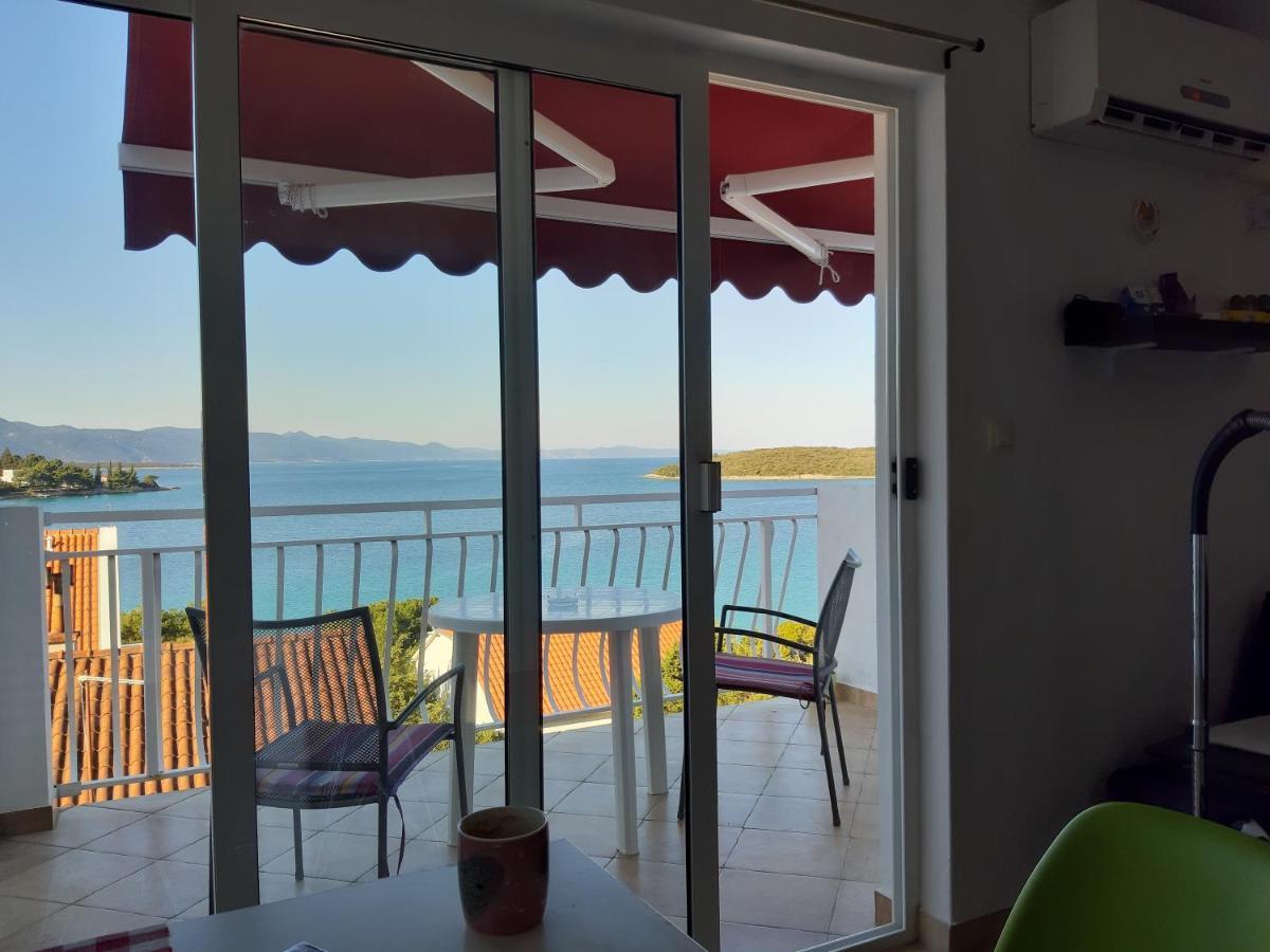 Blue Sea Blue Sky Apartment Loviste Exterior photo