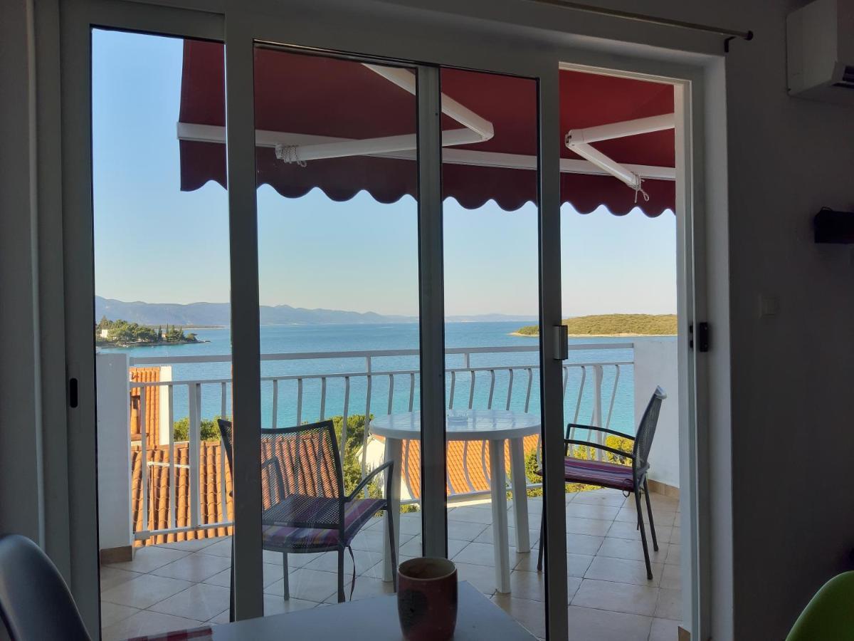 Blue Sea Blue Sky Apartment Loviste Exterior photo