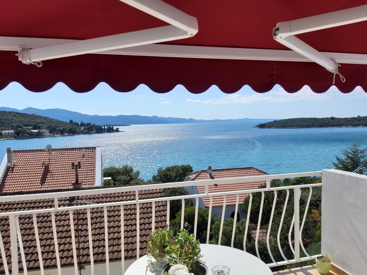 Blue Sea Blue Sky Apartment Loviste Exterior photo