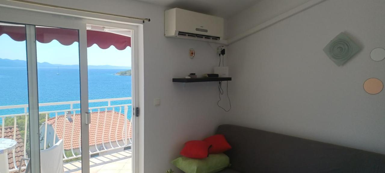 Blue Sea Blue Sky Apartment Loviste Exterior photo
