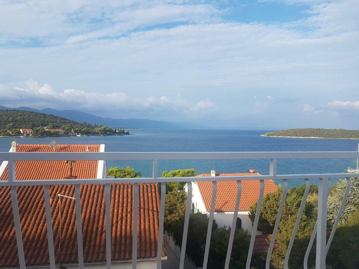 Blue Sea Blue Sky Apartment Loviste Exterior photo