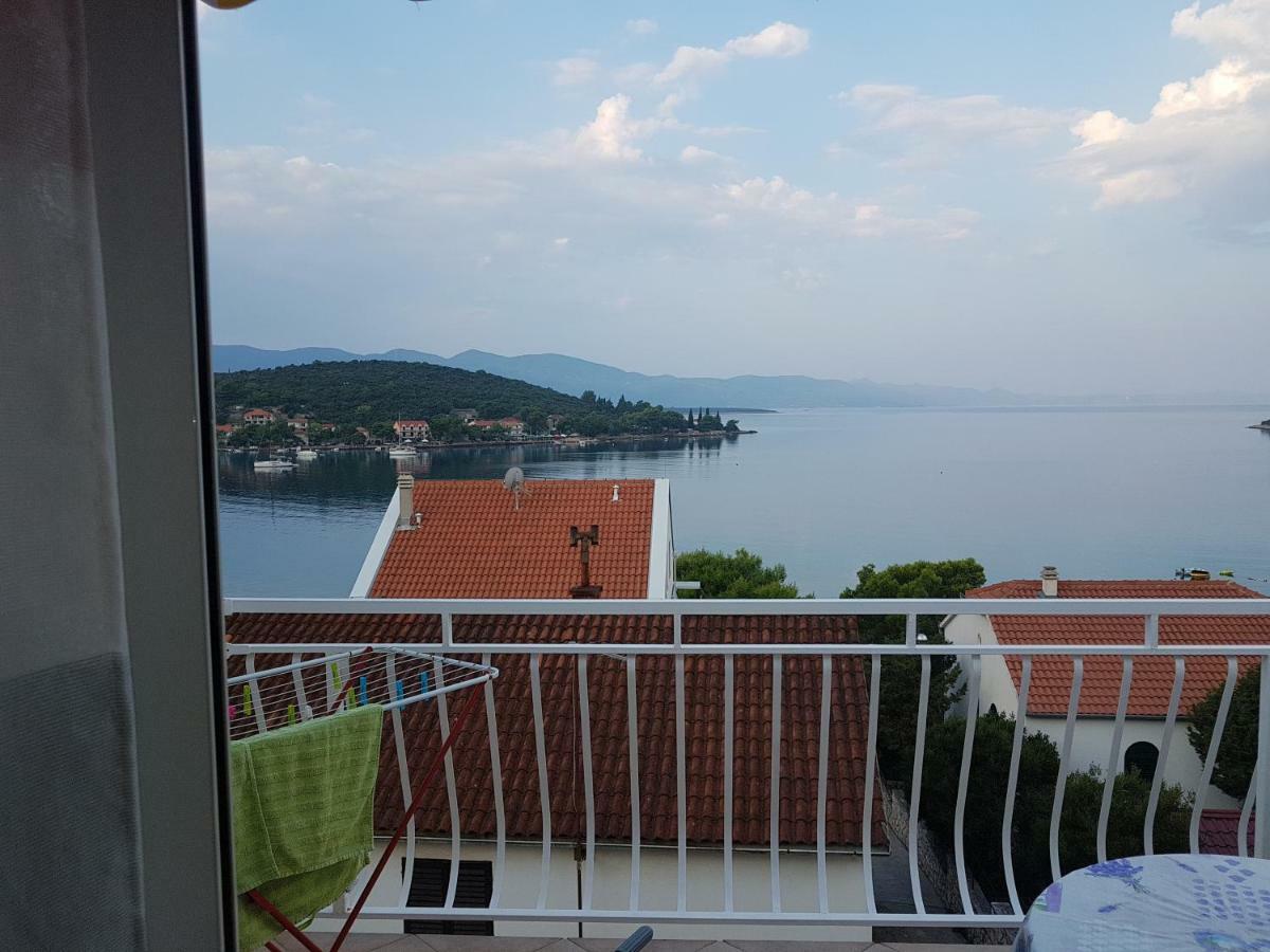 Blue Sea Blue Sky Apartment Loviste Exterior photo